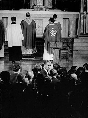 תצלום וינטג 'של אנשים התאספו בכנסייה להלווייתו של רוברט פרנסיס בובי קנדי.