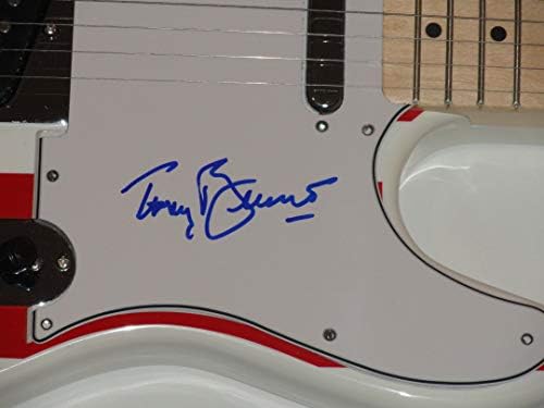 טוני בנט חתם על אגדת הגיטרה החשמלית של ארצות הברית