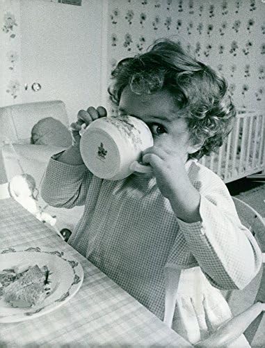 תצלום וינטג 'של ילד הנסיכה מרגרטה שותה מספל.