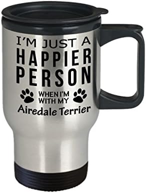 חובב כלבים טיול ספל קפה - אדם מאושר יותר עם Airedale Terrier - מתנות הצלה בעלים
