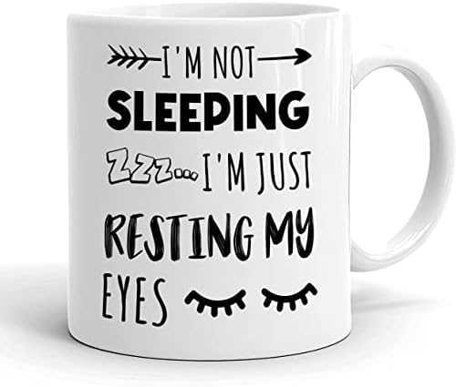 אני לא ישן - אני רק מניח את העיניים - ספל מצחיק-מתנה מצחיקה-מתנה לאבא-רעיון למתנה לספל קפה - ספל קפה