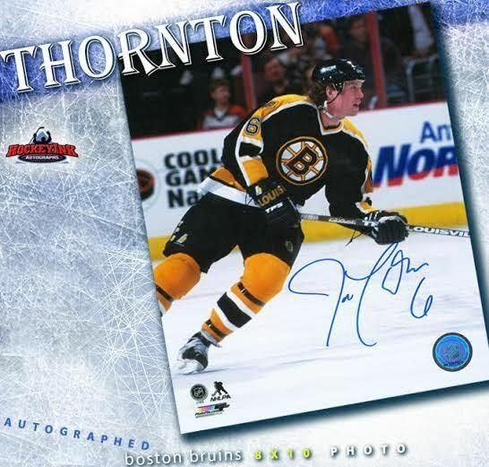 ג'ו ת'ורנטון חתם על בוסטון ברוינס 8 x 10 צילום - 70388 כרישי סן חוזה - תמונות NHL עם חתימה
