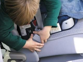 4 x שומר אבזם מושב לרכב לילדים - מנע מהילד שלך לפתור את כפתור חגורת הבטיחות במכונית שלך
