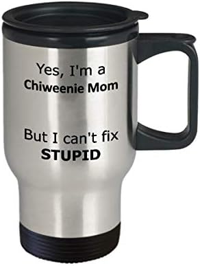כן אני אמא של צ'יוויני אבל אני לא יכולה לתקן ספל טיולים טיפש - מתנה מצחיקה אמא ​​של אמא